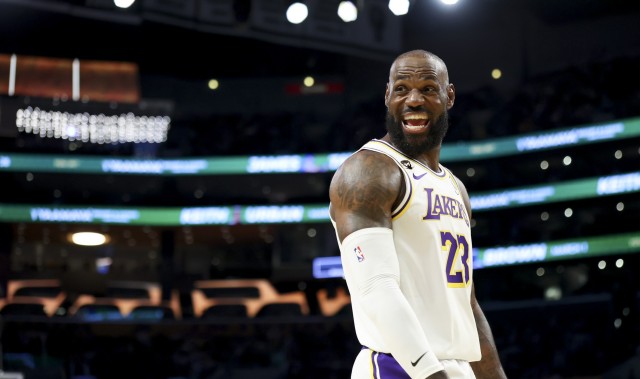 开云-卸下重担享受比赛！搞怪行为越来越多的老詹：如今活在当下更重要